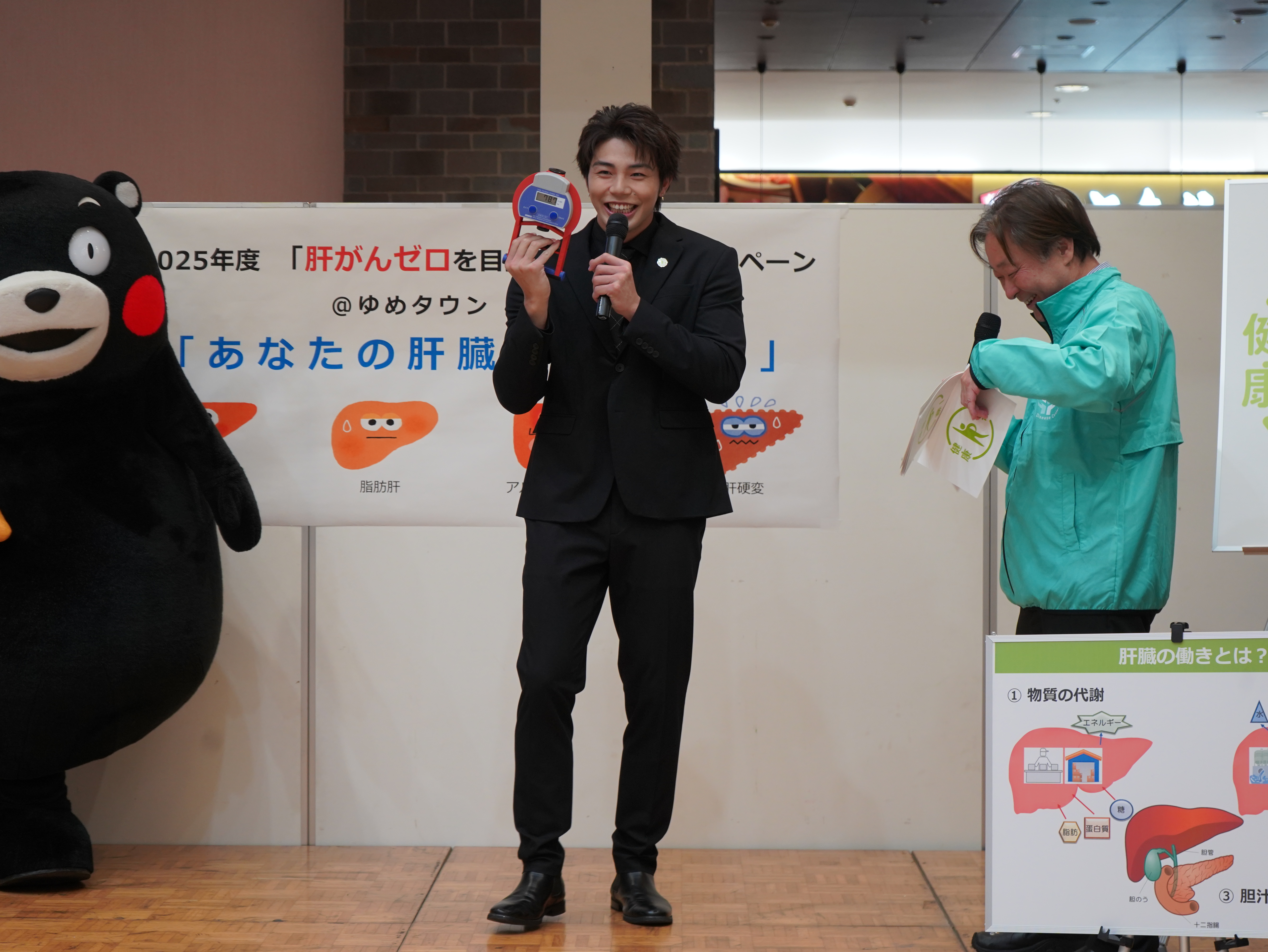 握力測定に挑戦する武知氏