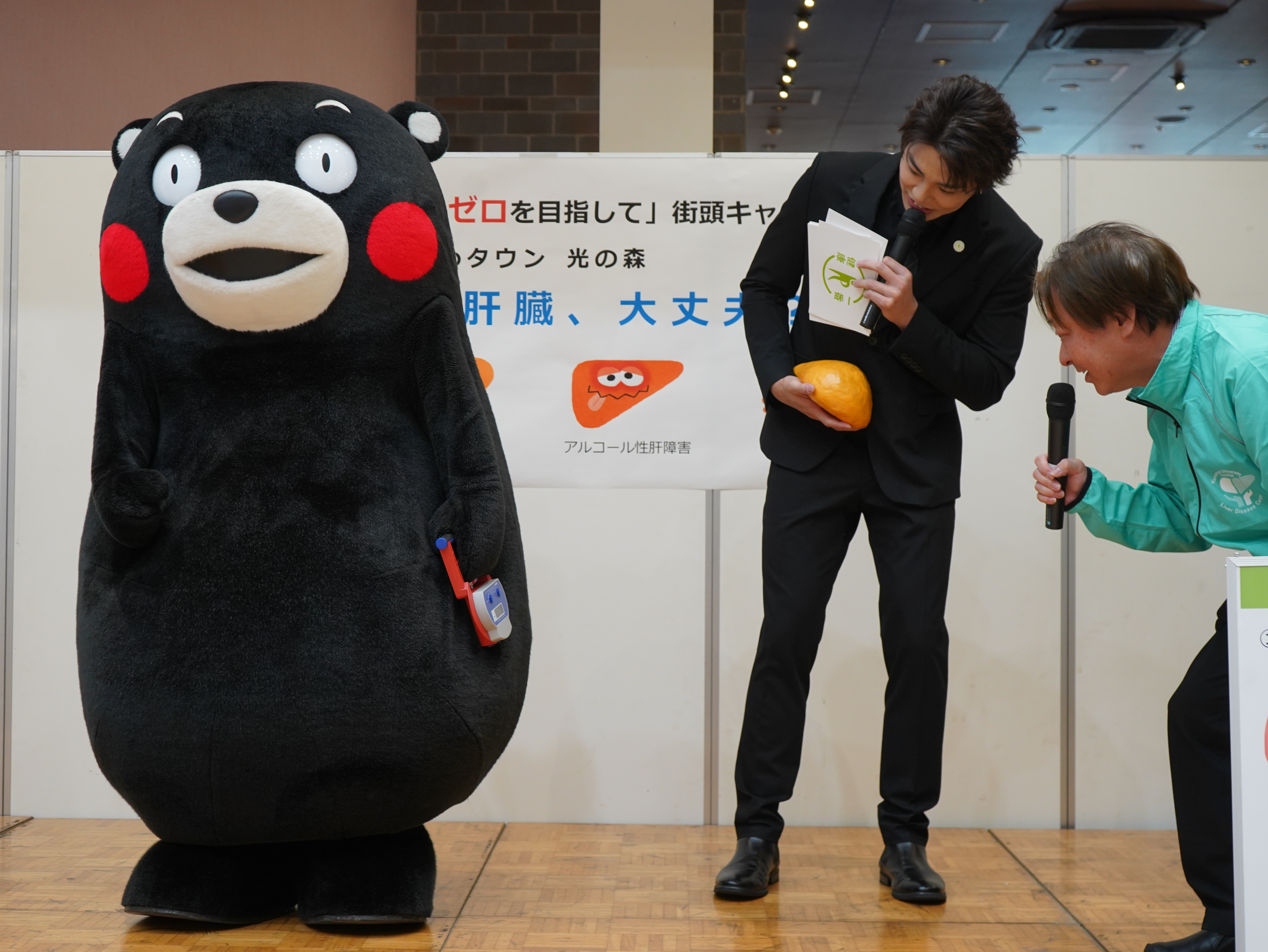 くまモンの握力測定の様子