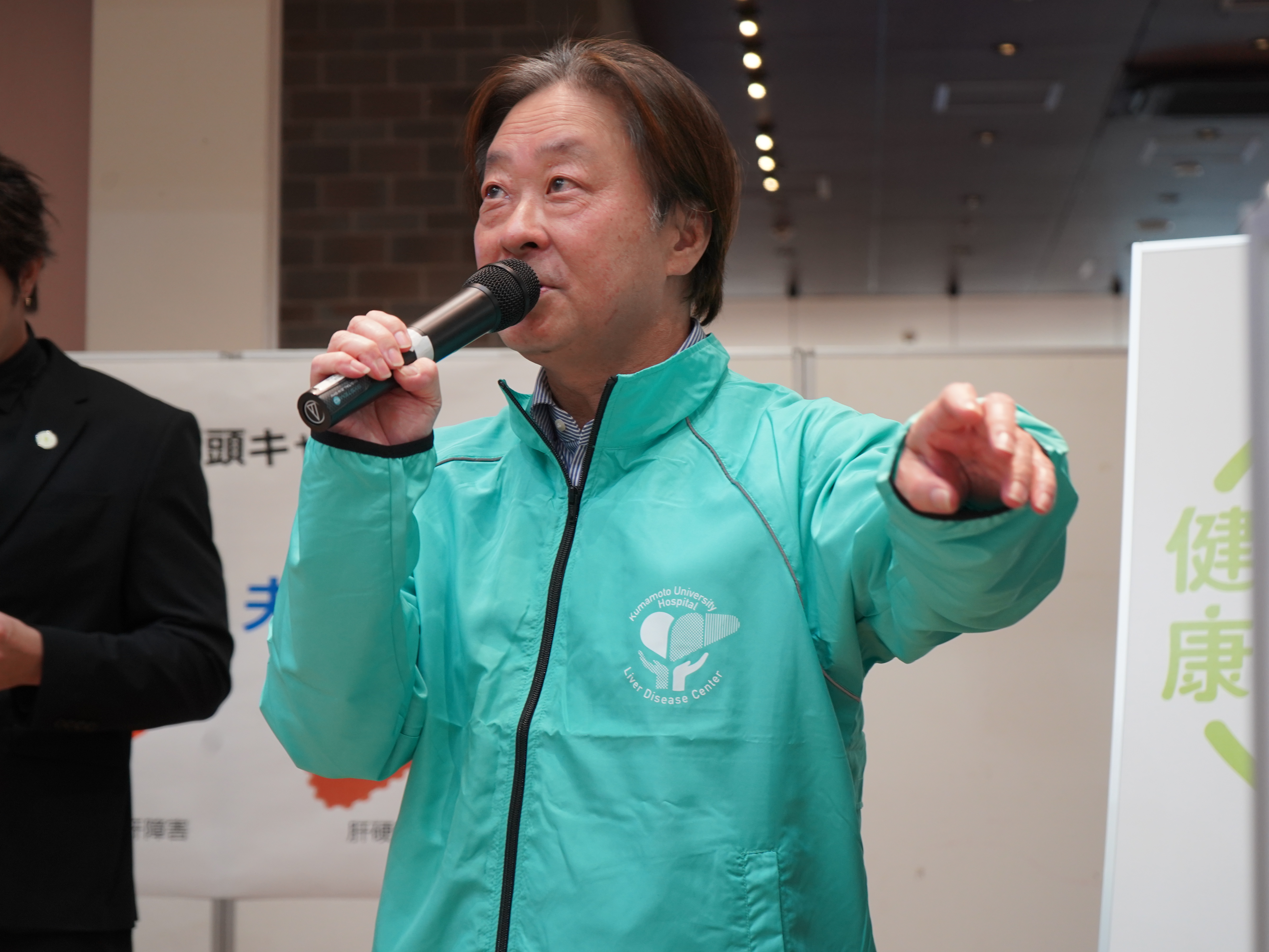 メッセージを送る田中教授