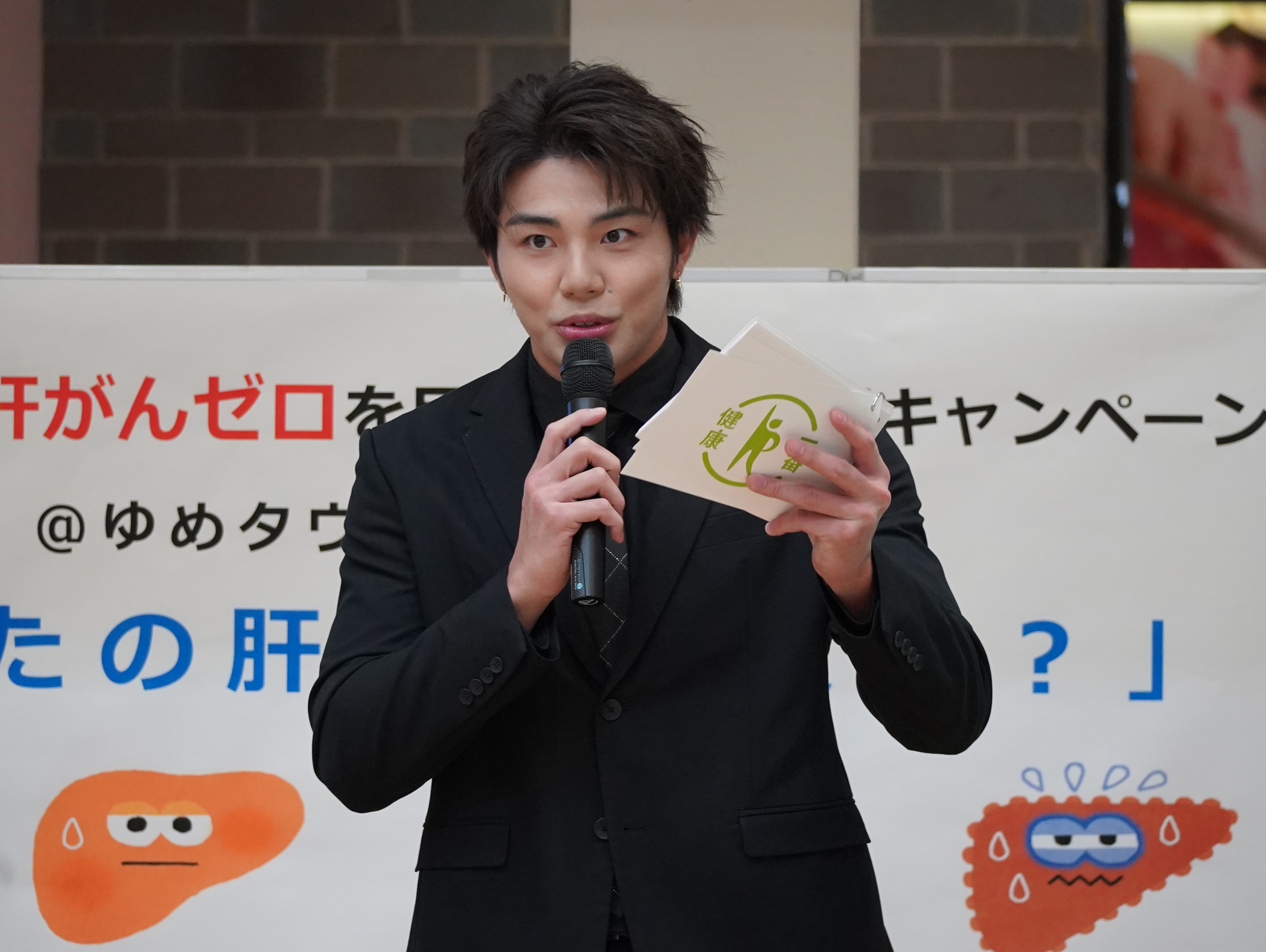 メッセージを送る武知氏