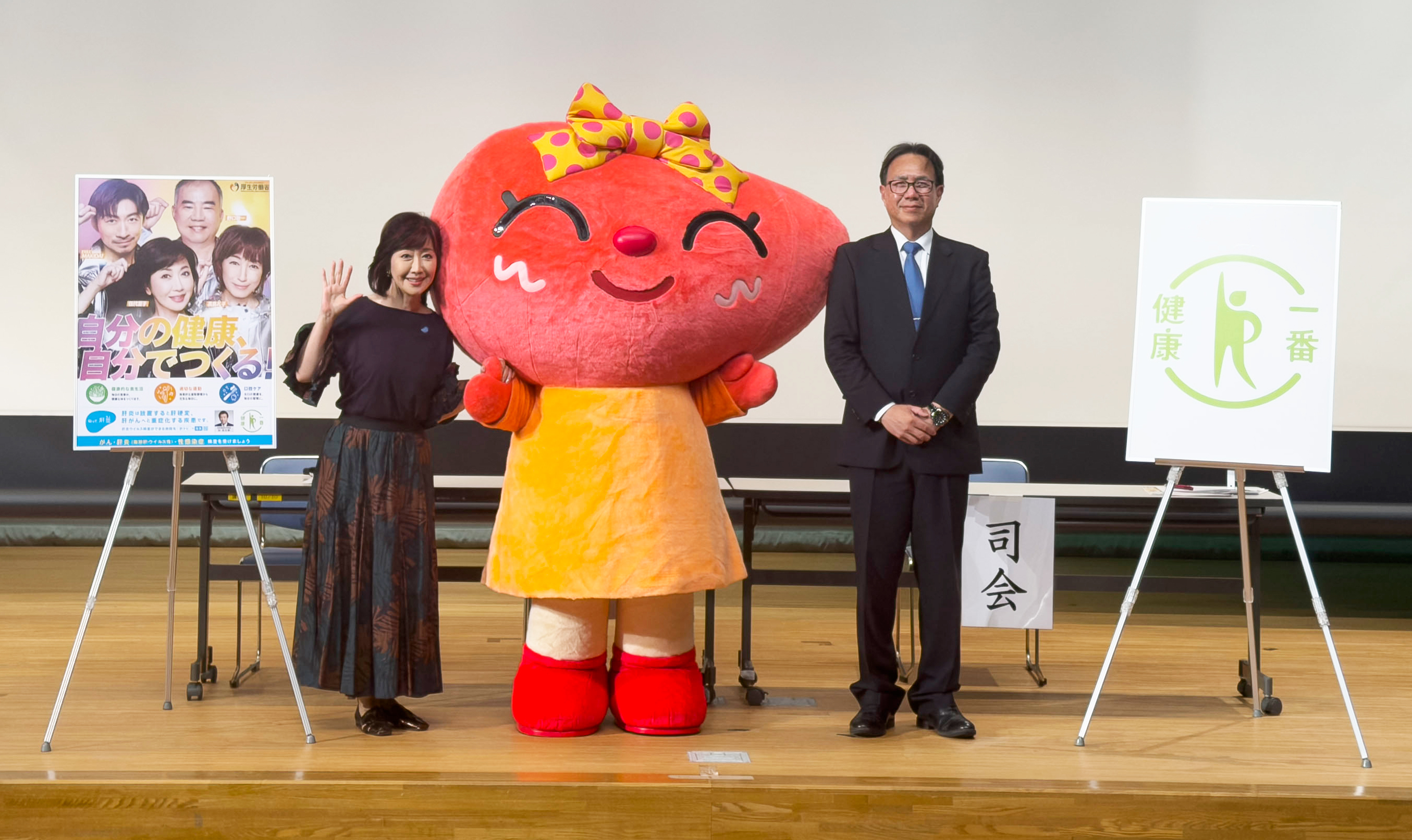 伍代 夏子氏・肝美ちゃん・北野 雅之教授の記念撮影