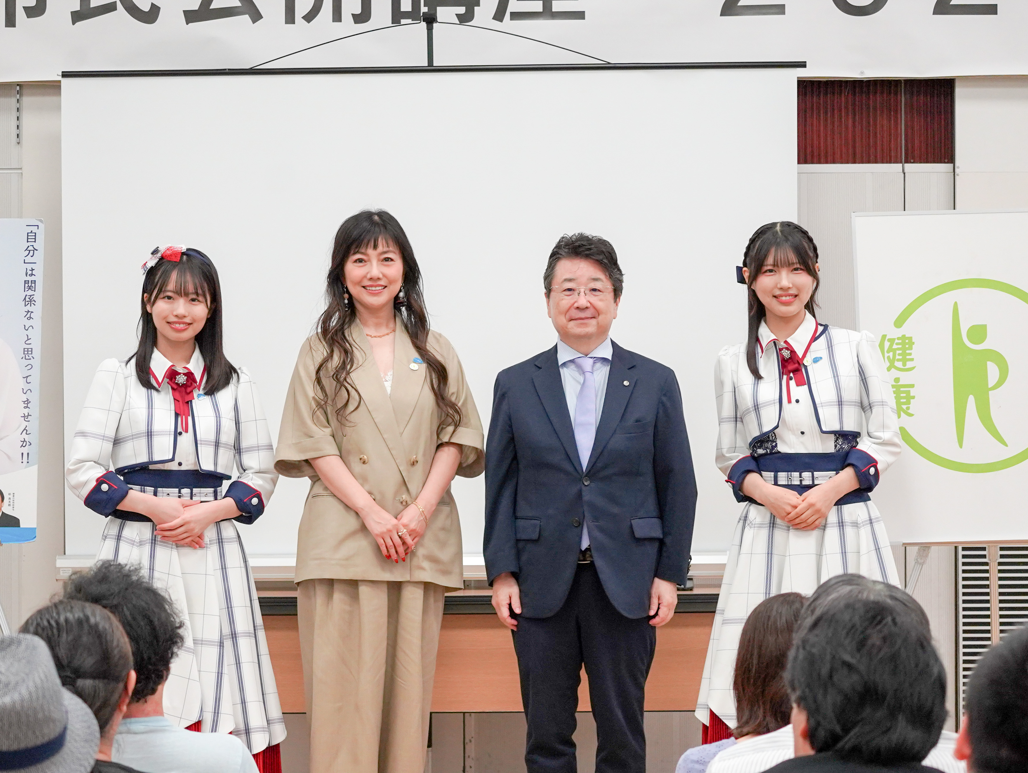 島谷 ひとみ氏・NGT48 甲斐 瑞季氏・細矢 夏帆氏・寺井 崇二教授の記念撮影