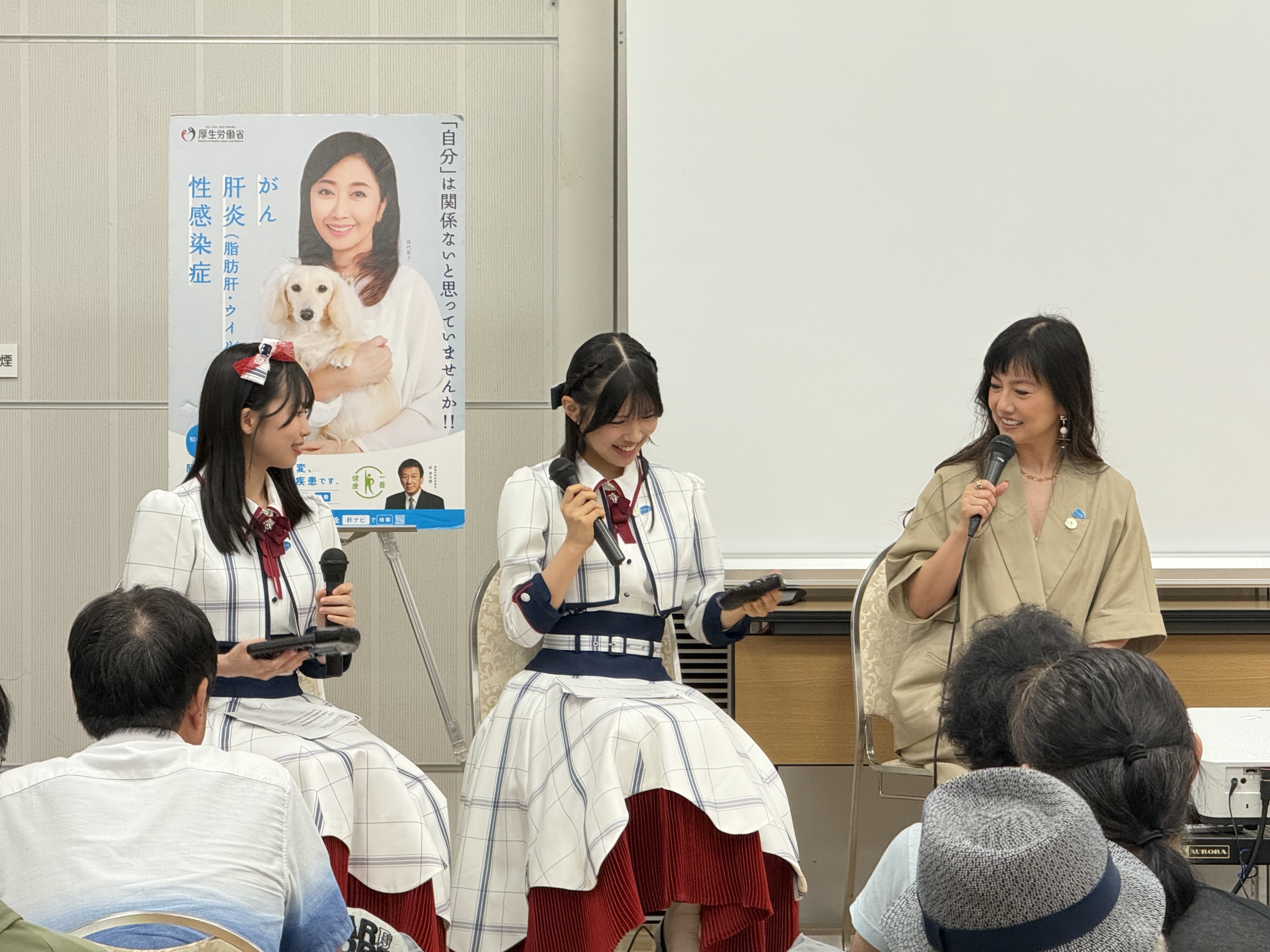 ステージ上での握力測定の様子1