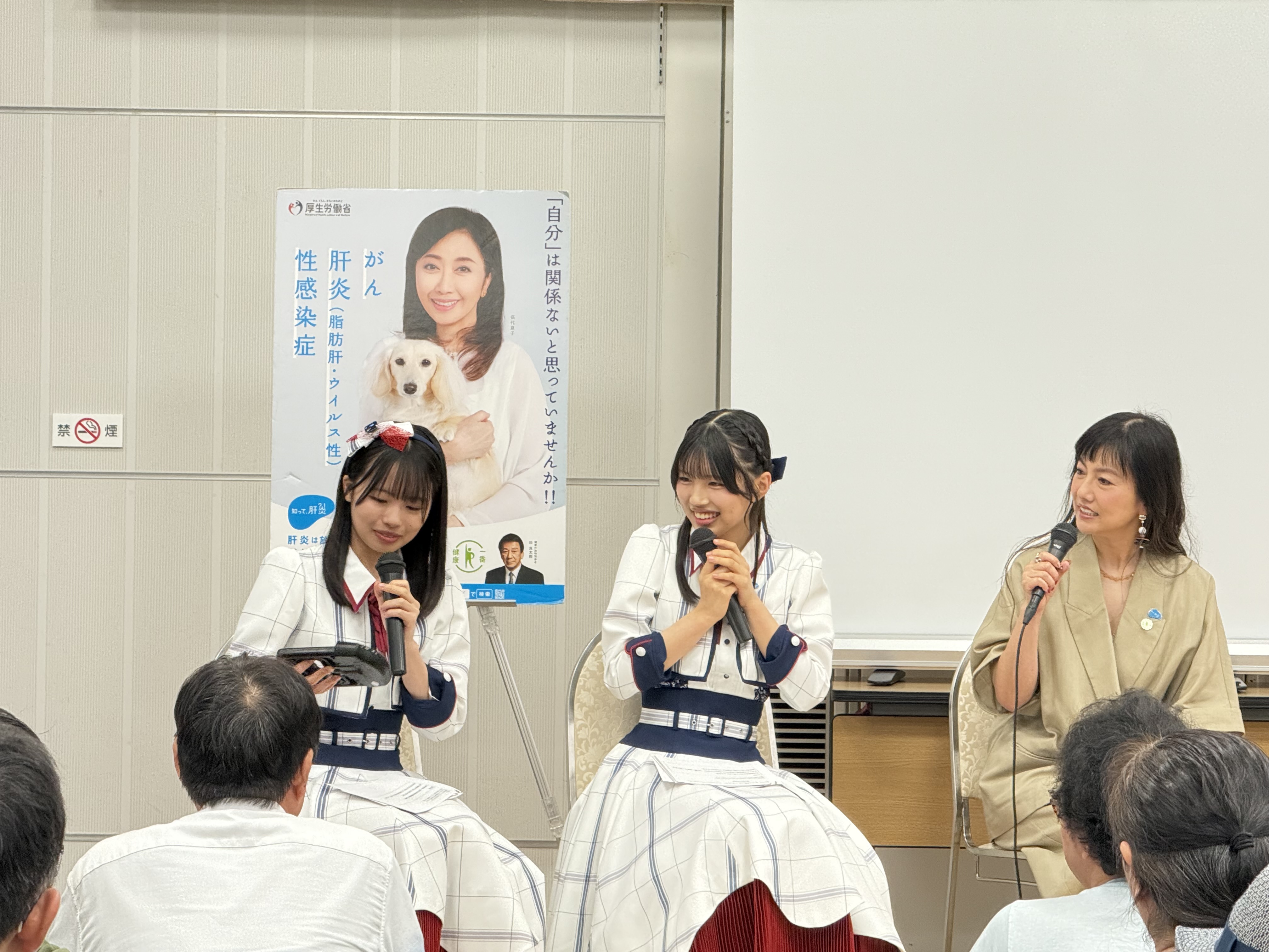 ステージ上での握力測定の様子2